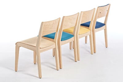 Moderne Vollholzstühle mit Sitzpolster